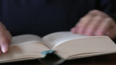 Bir adam kitabın sayfasını çevirir, seçici odaklanma, yüzeysel alan derinliği