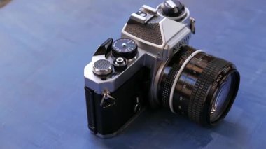 MADRID, SPAIN - 11 Nisan 2019: Nikon FE, 35 mm film, tek lens refleksli (SLR) gelişmiş yarı profesyonel bir kameradır. Nikon tarafından 1978 'den 1980' e kadar Japonya 'da üretilmiştir.