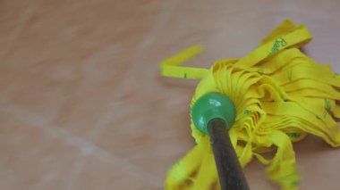 MADRID, SPAIN - 28 Nisan 2019: Balerin paspası ile yerleri silmek. Kamera paspası takip ediyor. Resimli yazı işleri.