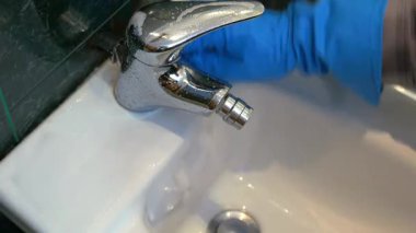 banyo manzarasını temizliyorum.