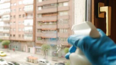 Pencereyi temizliyorum. Odaklanmamış arkaplan