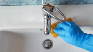 Lavaboyu süngerle temizlemek. en üstteki görünüm