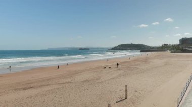 SANTANDER, SPAIN - 27 Mart 2019 - Mouro Adası (asıl adıyla Mogro Adası), Cantabria 'nın Santander Körfezi ağzında, Magdalena yarımadasının önünde yer alan bir adadır..
