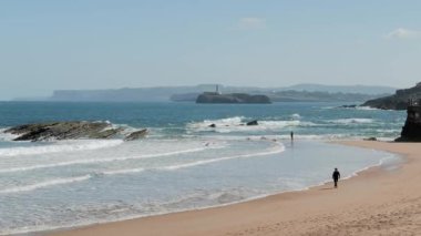 SANTANDER, SPAIN - 27 Mart 2019 - Mouro Adası (asıl adıyla Mogro Adası), Cantabria 'nın Santander Körfezi ağzında, Magdalena yarımadasının önünde yer alan bir adadır..
