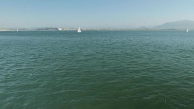 SANTANDER, İSPAN - 27 Mart 2019: Santander Körfezi, İspanya 'nın kuzey kıyısındaki en büyük haliçtir.