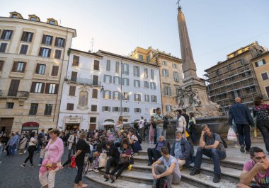 ROME, ITALY - 24 ECTOBER 2018: Obelisk and Fountain in Piazza della Rotonda, Pantheon 'un önünde yoğun bir yer