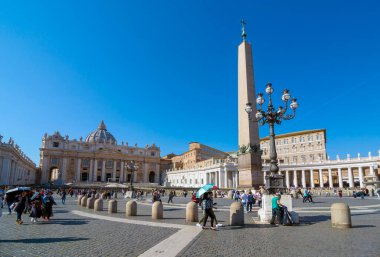 ROME, ITALY - 25 Ekim 2018: Aziz Peter Meydanı, bazilika ve dikilitaş, Piazza Pio XII
