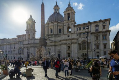 ROME, ITALY - 26 Ekim 2018: Piazza Navona, M.S. 1. yüzyıldan kalma klasik şelalesi, sokak sanatçıları ve barları olan zarif kare.
