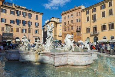 ROME, ITALY - 26 Ekim 2018: Piazza Navona, M.S. 1. yüzyıldan kalma klasik şelalesi, sokak sanatçıları ve barları olan zarif kare.