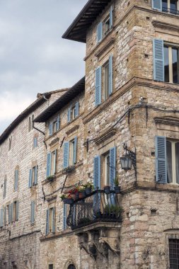 ASSISI, İtalya - 27 Ekim 2018: Assisi 'deki ortaçağ sokakları