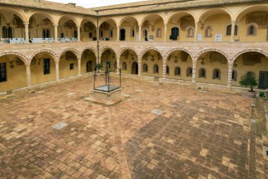 ASSISI, ITALY - 27 Ekim 2018: Assisi Aziz Francis Bazilikası 'nın iç avlusu