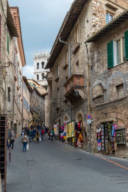 ASSISI, İtalya - 27 Ekim 2018: Assisi 'deki ortaçağ sokakları
