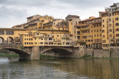 FLORENCE, ITALY - 28 EKİM 2018: Arno Nehri üzerindeki Ponte Vecchio köprüsünün güzel manzarası 
