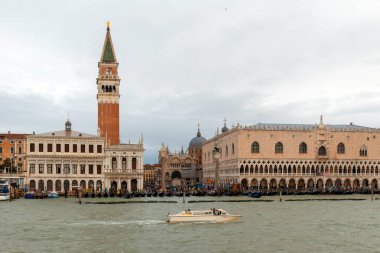 Venedik, İtalya - 30 Ekim 2018 St Mark 's Campanile, İtalya' nın Venedik kentinde San Marco Meydanı 'nda yer alan St. Mark Bazilikası' nın çan kulesidir. Şehrin en çok tanınan simgelerinden birisidir. Denizden manzara
