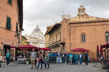 PISA, İTALYA - 29 Ekim 2018: Şehrin orta caddesinde turistler, arka planda katedrali görebilirsiniz.