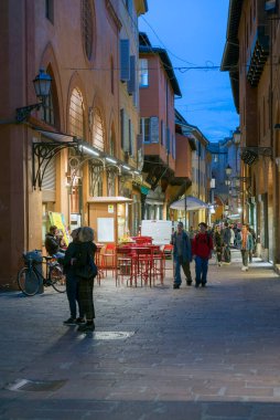 BOLOGNA, İTALYA - 30 Ekim 2018: Geceleyin tarihi şehir merkezinin hareketli sokakları