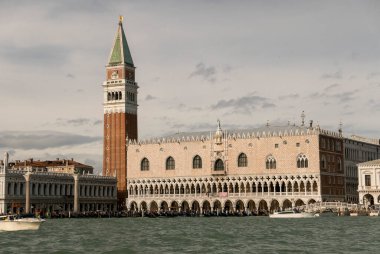 Venedik, İtalya - 30 Ekim 2018 St Mark 's Campanile, İtalya' nın Venedik kentinde San Marco Meydanı 'nda yer alan St. Mark Bazilikası' nın çan kulesidir. Şehrin en çok tanınan simgelerinden birisidir. Denizden manzara