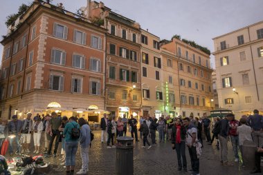ROMA, İTALYA - 25 Ekim 2018: gece Trastevere 'deki Santa Maria Meydanı