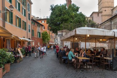 ROME, ITALY - 25 Ekim 2018 Renkli Trastevere, asırlık işçi sınıfının köklerine yapışmış, funky, bohem bir bölge.