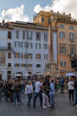 ROME, ITALY ECTOBER 25, 2018: Piazza del Campidoglio, Capitoline Hill 'in tepesinde, Palazzo Senatorio' nun maskesiyle.