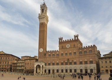 ROME, ITALY ECTOBER 25, 2018: Piazza del Campidoglio, Capitoline Hill 'in tepesinde, Palazzo Senatorio' nun maskesiyle.