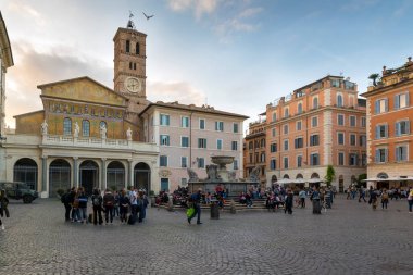 ROME, ITALY ECTOBER 25, 2018: Piazza del Campidoglio, Capitoline Hill 'in tepesinde, Palazzo Senatorio' nun maskesiyle.