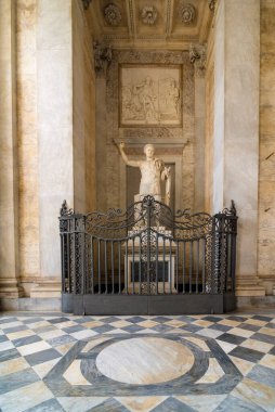 ROME, ITALY ECTOBER 25, 2018: Piazza del Campidoglio, Capitoline Hill 'in tepesinde, Palazzo Senatorio' nun maskesiyle.