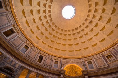 ROME, ITALY ECTOBER 25, 2018: Piazza del Campidoglio, Capitoline Hill 'in tepesinde, Palazzo Senatorio' nun maskesiyle.