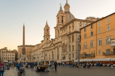 ROME, ITALY ECTOBER 25, 2018: Piazza del Campidoglio, Capitoline Hill 'in tepesinde, Palazzo Senatorio' nun maskesiyle.