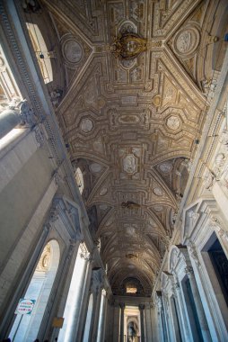 ROME, ITALY - 25 Ekim 2018: Vatikan müzesinin iç ve mimari detayları. kubbe sanat eserleriyle süslenmiş.