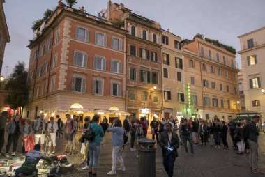 ROMA, İTALYA - 25 Ekim 2018: gece Trastevere 'deki Santa Maria Meydanı
