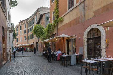 ROME, ITALY - 25 Ekim 2018 Renkli Trastevere, asırlık işçi sınıfının köklerine yapışmış, funky, bohem bir bölge.
