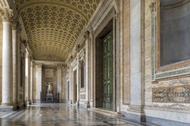 ROME, ITALY - 26 Ekim 2018: St. John Lateran Başkilisesinin giriş kapısı