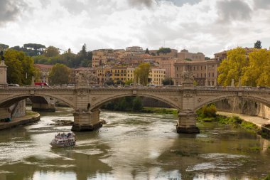 ROMA, İTALYA - 26 Ekim 2018 Tiber Nehri ve St. Peter Bazilikası üzerinde canlı gün batımı