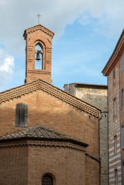 SIENA, İtalya - 27 Ekim 2018: Şehrin tarihi merkezindeki küçük tuğla kilise