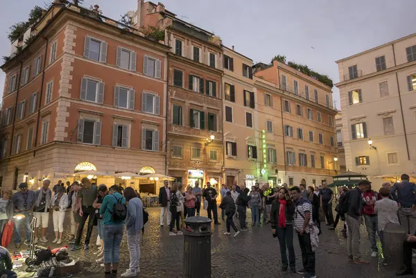 ROMA, İTALYA - 25 Ekim 2018: gece Trastevere 'deki Santa Maria Meydanı