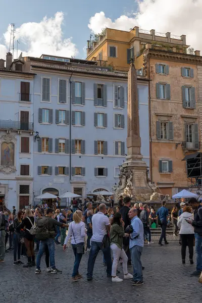 ROME, ITALY ECTOBER 25, 2018: Piazza del Campidoglio, Capitoline Hill 'in tepesinde, Palazzo Senatorio' nun maskesiyle.