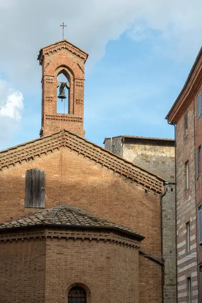 SIENA, İtalya - 27 Ekim 2018: Şehrin tarihi merkezindeki küçük tuğla kilise