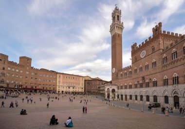 SIENA, ITALY - 27 Ekim 2018: Piazza del Campo (Campo Meydanı) ve Mangia Kulesi (Torre del Mangia) 