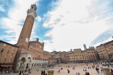 SIENA, ITALY - 27 Ekim 2018: Piazza del Campo (Campo Meydanı) ve Mangia Kulesi (Torre del Mangia) 