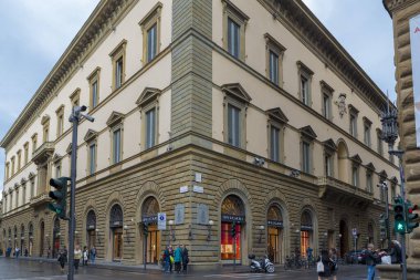 FLORENCE, İtalya - 28 Ekim 2018 Floransa 'nın prestijli Via de' Tornabuoni 'si boyunca lüks butikler.