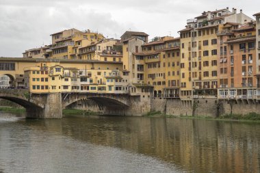 FLORENCE, ITALY - 28 EKİM 2018: Arno Nehri üzerindeki Ponte Vecchio köprüsünün güzel manzarası 