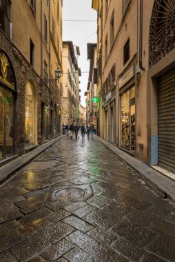 FLORENCE, İTALYA - 28 EKİM 2018: Yağmurlu bir öğleden sonra şehir merkezinden bir caddenin manzarası
