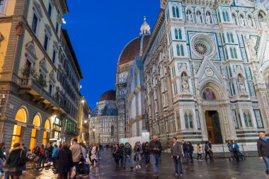 FLORENCE, İtalya - 28 Ekim 2018: Floransa Katedrali, resmi adıyla Cattedrale di Santa Maria del Fiore, gece