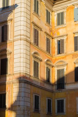 ROMA, İTALYA - 24 Ekim 2018: Günbatımında Roma 'nın pencereleri