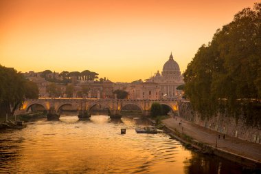 ROME, ITALY - 24 EKİM 2018: Tiber Nehri ve St. Peter Bazilikası üzerinde gün batımı
