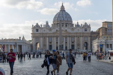 ROME, ITALY - 25 Ekim 2018: Aziz Peter Meydanı, bazilika ve dikilitaş, Piazza Pio XII