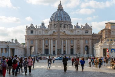 ROME, ITALY - 25 Ekim 2018: Aziz Peter Meydanı, bazilika ve dikilitaş, Piazza Pio XII