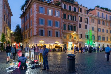 ROMA, İTALYA - 25 Ekim 2018: gece Trastevere 'deki Santa Maria Meydanı