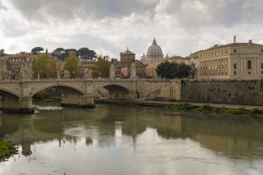 ROMA, İTALYA - 26 Ekim 2018 Tiber Nehri ve St. Peter Bazilikası üzerinde görüş